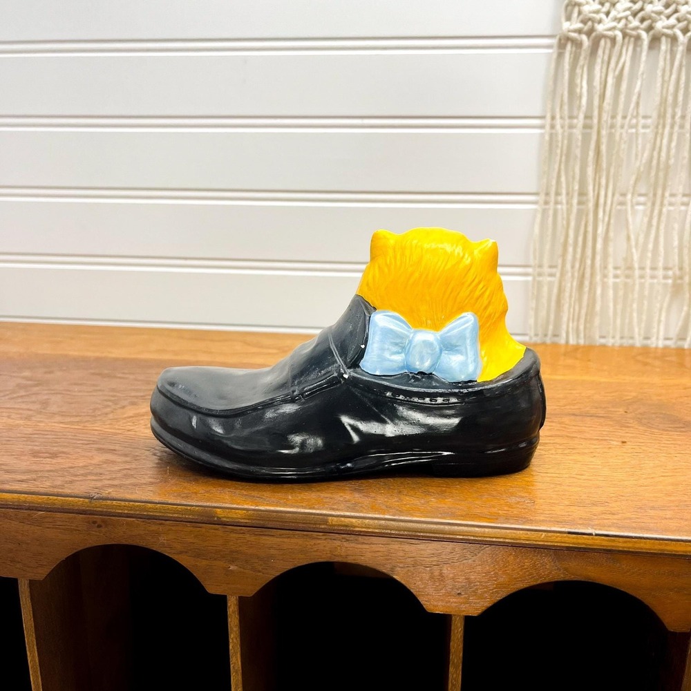 Vintage Porcelain Cat in Shoe Figurine - Anamorphic Shelf Decor - Picture 2 of 7